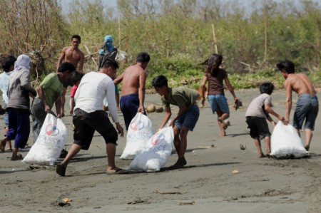 People taking big sacks with rice with them. https://www.spiegel.de/fotostrecke/photo-gallery-in-the-wake-of-typhoon-haiyan-fotostrecke-103644-13.html